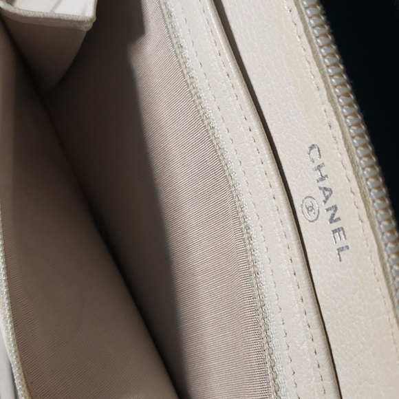 Chanel Off-White Camellia Zipped Wallet - Picture 13 of 16